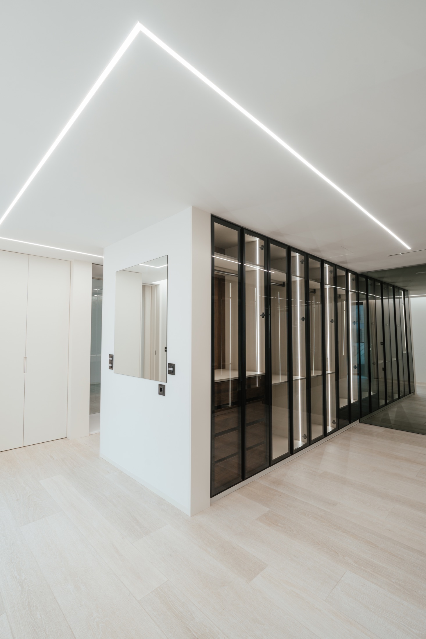Closet envidraçado e iluminado do projeto 19 Penthouse